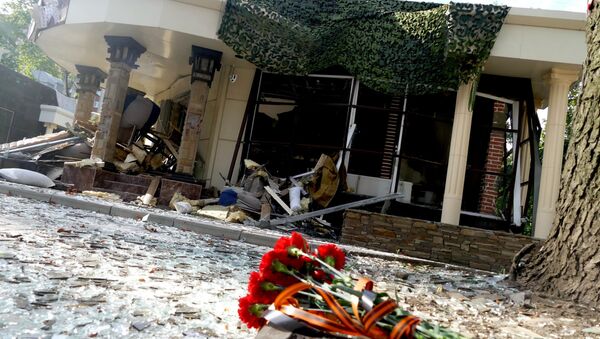 Flores junto ao restaurante Separ, em Donetsk, onde ocorreu a explosão que matou o líder da República Popular de Donetsk, Aleksandr Zakharchenko - Sputnik Brasil