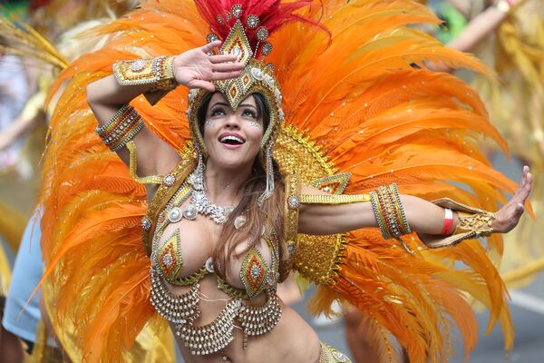Moça fantasiada participa do carnaval em Notting Hill, maior demonstração cultural nas ruas europeias, em Londres - Sputnik Brasil