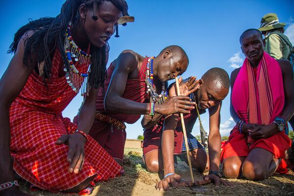 Homens da tribo masai tentam produzir fogo em um povoado de Masai Mara, no Quênia - Sputnik Brasil