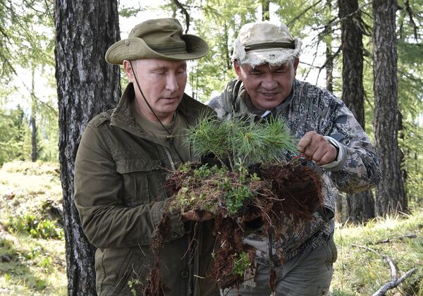 Presidente russo, Vladimir Putin, e o ministro da Defesa, Sergei Shoigu, descansam no parque nacional de Sayano-Shushensky, na república de Tuva - Sputnik Brasil