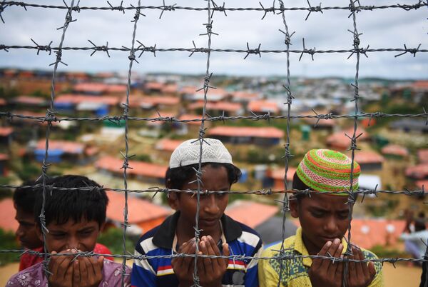 Refugiados rohingyas oram em um campo de refugiados no aniversário do êxodo em massa desse povo de Mianmar para Bangladesh - Sputnik Brasil
