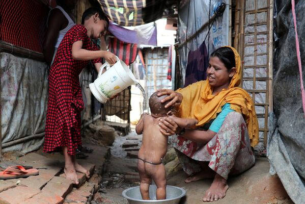 Mulher rohingya lava seu filho no campo de refugiados de Kutupalong, em Bangladesh - Sputnik Brasil