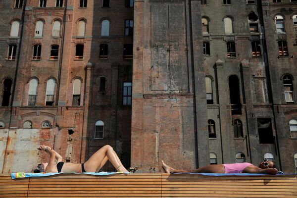 Mulheres tomam banhos de sol no Domino Park em Nova York, nos EUA - Sputnik Brasil