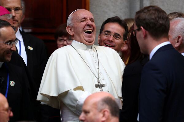 Papa da Igreja Católica e chefe de Estado do Vaticano, Francisco, ri ao sair da Igreja de Santa Maria durante sua visita a Dublin, na Irlanda - Sputnik Brasil