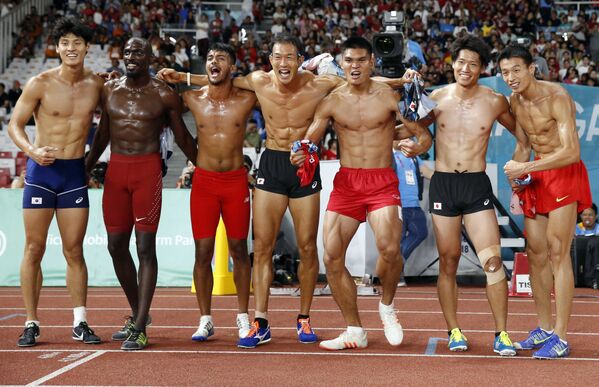 Participantes do decatlo masculino depois da corrida de 1.500 metros durante os Jogos Asiáticos 2018, em Jakarta - Sputnik Brasil