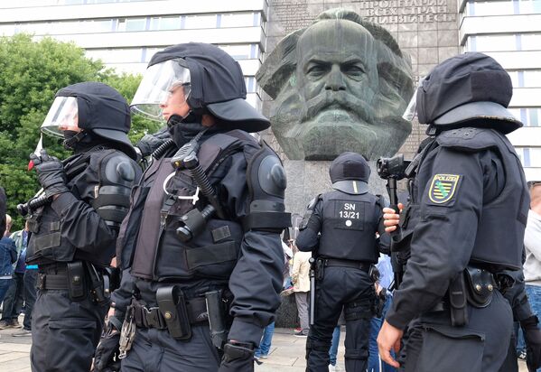 Patrulha policial junto ao monumento de Karl Marx durante os protestos em massa na Saxônia, na Alemanha, após uma disputa entre representantes de várias nacionalidades que provocou a morte de um homem - Sputnik Brasil