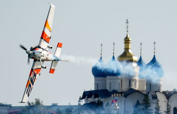 Piloto espanhol Juan Velarde participa do concurso Red Bull Air Race em Kazan - Sputnik Brasil
