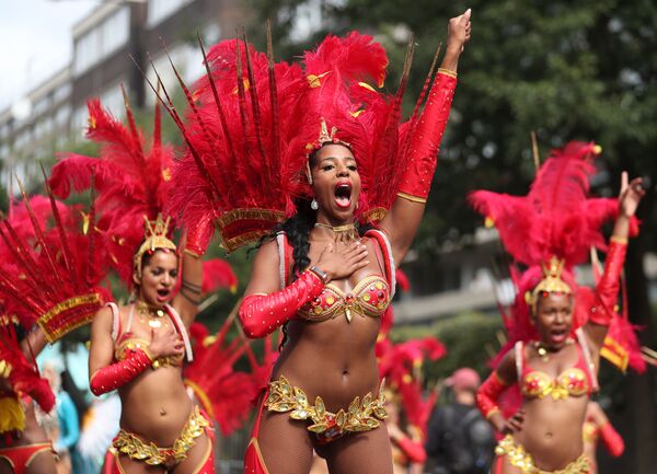Participantes do carnaval em Notting Hill, a maior demonstração cultural nas ruas europeias, em Londres - Sputnik Brasil