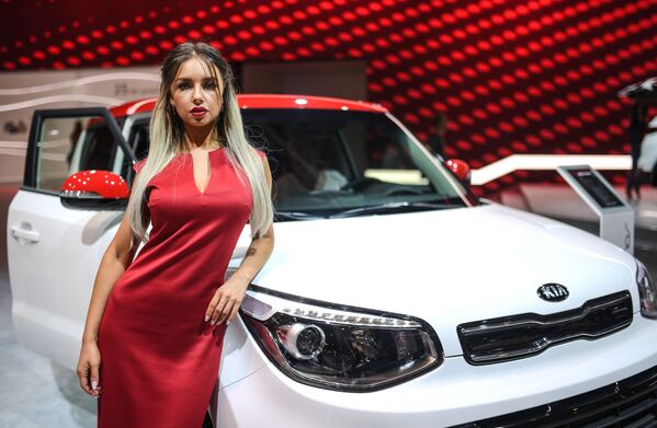 Menina promotora no pavilhão da KIA no Salão do Automóvel de Moscou 2018 - Sputnik Brasil