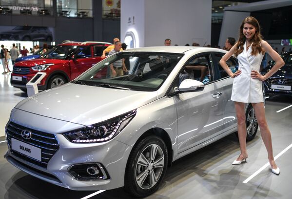 Menina promotora no pavilhão da Hyundai no Salão do Automóvel de Moscou 2018 - Sputnik Brasil