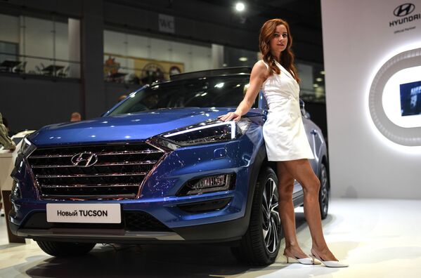 Modelo posa ao lado do novo Hyundai Tucson no Salão do Automóvel de Moscou - Sputnik Brasil