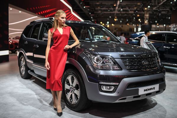Modelo posa ao lado do Kia Mohave no Salão do Automóvel de Moscou 2018 - Sputnik Brasil