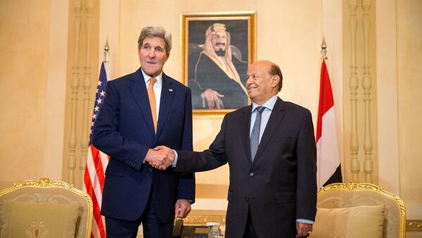 O então secretário de Estado dos EUA, John Kerry, à esquerda, cumprimenta o Presidente do Iêmen Abd Rabbo Mansour Hadi, no Palácio de Hóspedes de Al Nasarieh, em Riad, Arábia Saudita, 7 de maio de 2015 (arquivo) - Sputnik Brasil