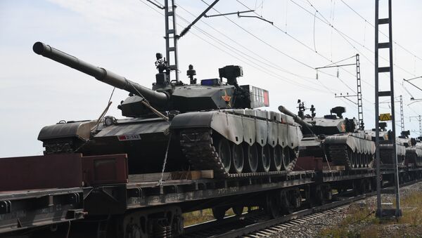 Trens com militares e equipamento bélico da China chegam para participar das manobras Vostok 2018 - Sputnik Brasil