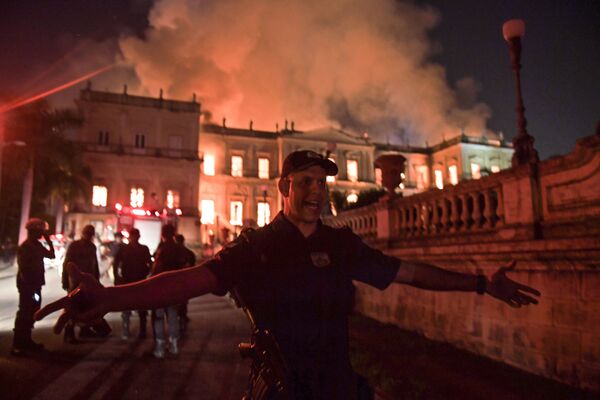 Polícia local bloqueia acesso ao prédio do Museu Nacional no Rio de Janeiro atingido por incêndio - Sputnik Brasil