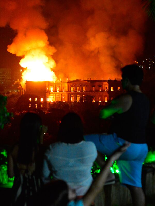 Pessoas observam fogo destruindo o Museu Nacional, no Rio de Janeiro, na noite deste domingo (2) - Sputnik Brasil