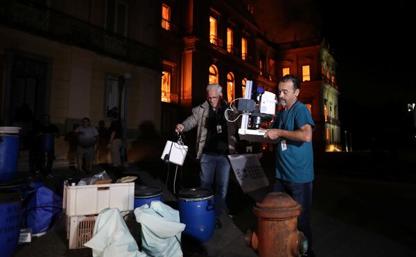 Pessoas tentam salvar artefatos do Museu Nacional no Rio durante incêndio - Sputnik Brasil