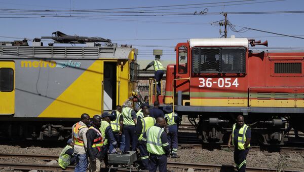 The scene of an early morning train collision in a suburb of Johannesburg Tuesday, Sept. 4, 2018 - Sputnik Brasil