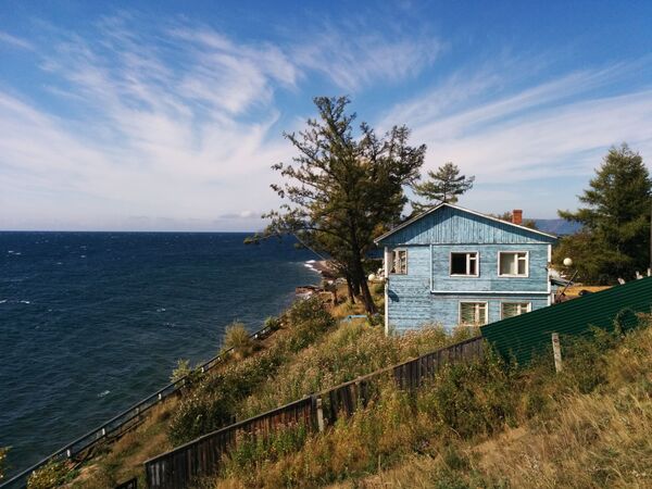 Casa de madeira azul localizada à margem do lago Baikal, sul da Sibéria (Rússia) - Sputnik Brasil