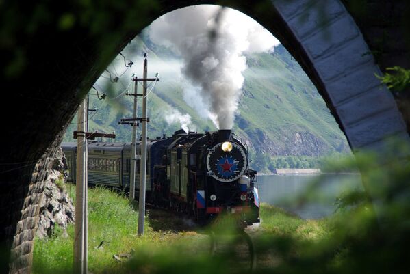 Trem turístico entra em túnel na ferrovia Circum-Baikal, perto do lago Baikal, na Rússia - Sputnik Brasil