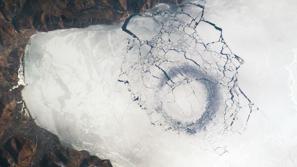 Imagem tirada do espaço do lago Baikal (sul da Sibéria), o maior lago de água doce da Ásia  - Sputnik Brasil