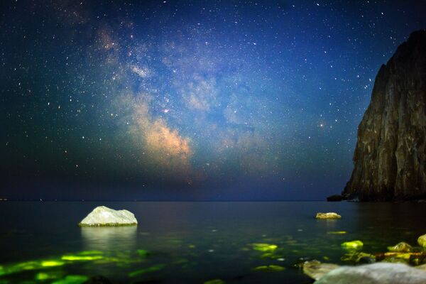 Paisagem incrível mostra céu noturno sobre o lago Baikal, na Rússia, onde se é possível ver milhões de estrelas - Sputnik Brasil