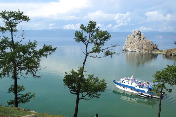 Imagem mostra navio navegando ao longo do lago Baikal, perto da ilha de Olkhon (sudeste da Sibéria), em 5 de setembo de 2018 - Sputnik Brasil