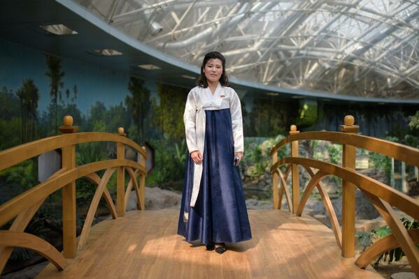 Kim Song Hui, guia turística de 26 anos de idade, posa no Jardim Zoológico Central de Pyongyang - Sputnik Brasil