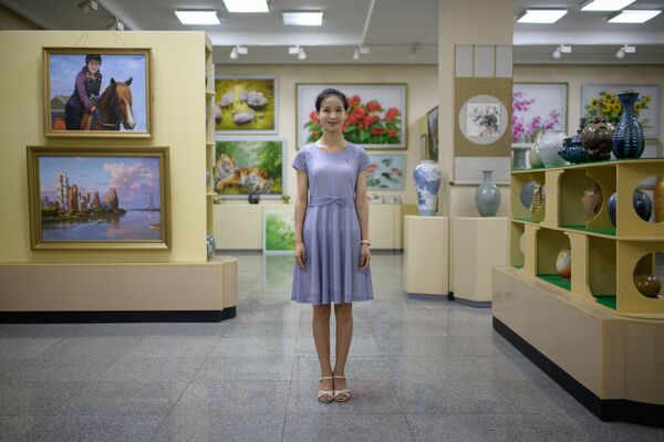 Pak Um Hyang, uma vendedora de 24 anos de idade, no Mansudae Art Studio de Pyongyang, grande complexo de produção em massa de obras de arte e artesanato - Sputnik Brasil