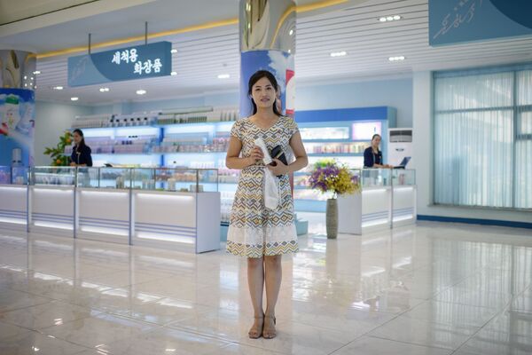 Pay Ok Hyang, uma compradora de 24 anos de idade, em um shopping center de Pyongyang - Sputnik Brasil
