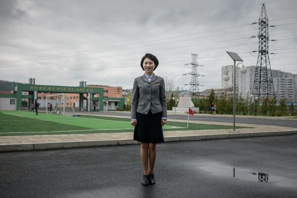 Ma Song Hui, uma estudante e ex-militar do Exército Popular da Coreia do Norte de 26 anos de idade, posa perto da Colégio de Formação de Professores de Pyongyang. - Sputnik Brasil