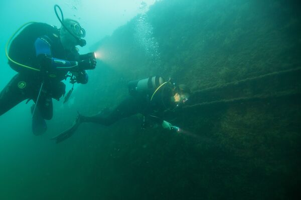 Mergulhador perto de uma lancha militar afundada nas águas do mar Negro - Sputnik Brasil