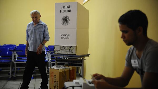 Homem vota em urna eletrônica no Pará - Sputnik Brasil