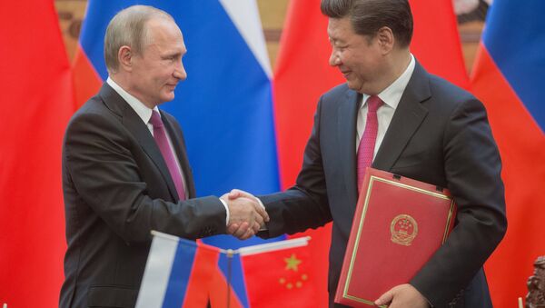 O presidente russo, Vladimir Putin (à esquerda) e o presidente da República Popular da China, Xi Jinping (à direita) apertam as mãos durante um cerimônia de assinatura de documentos após conversas bilaterais em Pequim. - Sputnik Brasil
