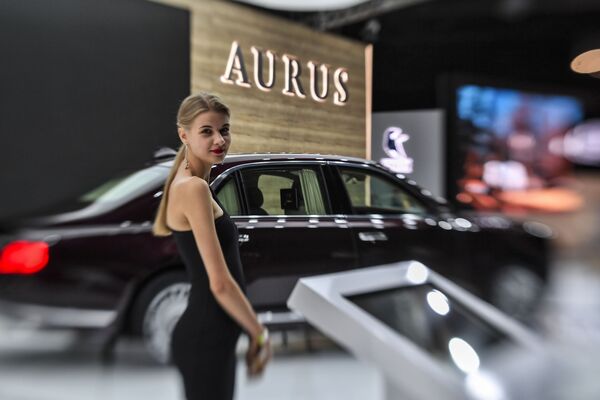 Jovem perto do veículo Aurus Senat no Salão Internacional do Automóvel de Moscou 2018 - Sputnik Brasil