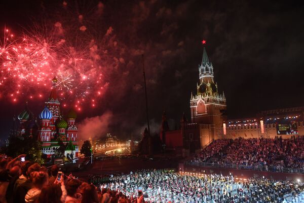 Fogos de artifício no encerramento do XI Festival Internacional de Música Militar Torre Spasskaya na Praça Vermelha, em Moscou - Sputnik Brasil