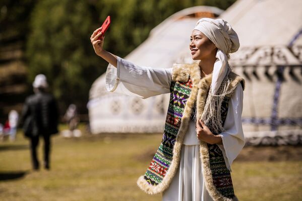 Jovem em traje nacional na abertura de festival étnico no Quirguistão, em 6 de setembro de 2018 - Sputnik Brasil