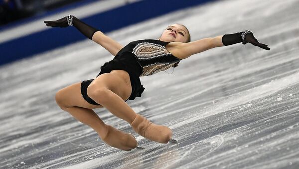 Aleksandra Trusova, patinadora russa, realiza salto no programa de patinação individual feminina nas finais do Grand Prix Júnior de Patinação Artística no Gelo, em Nagoya, Japão - Sputnik Brasil