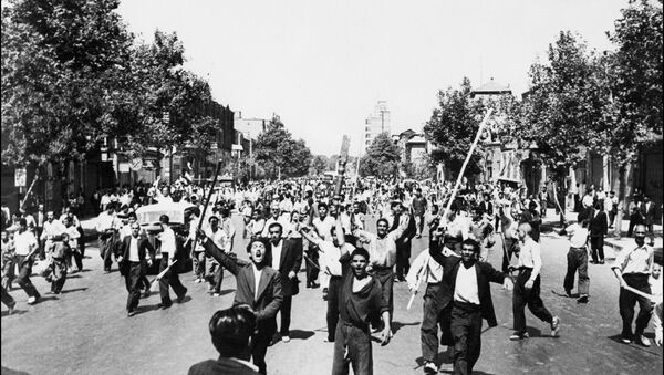 Manifestantes armados com pedaços de madeira gritam slogans durante tumultos em Teerã, agosto de 1953 - Sputnik Brasil