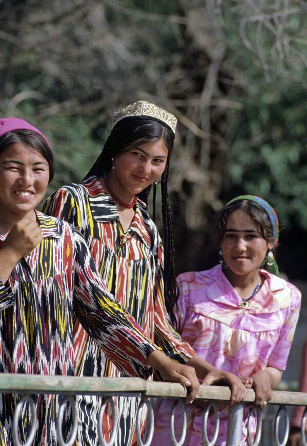 Moças do Tajiquistão em roupas tradicionais - Sputnik Brasil