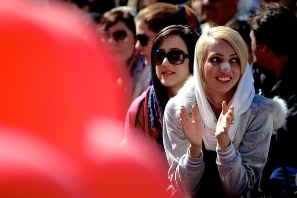 Iraniana com bandeide no nariz comparecendo a uma festa em Teerã - Sputnik Brasil
