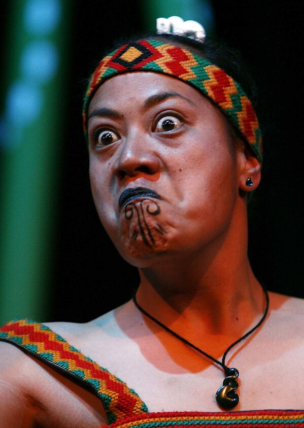 Mulher do povo maori da Nova Zelândia durante uma dança - Sputnik Brasil