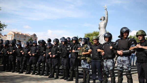 Policiais durante o protesto não sancionado contra a reforma da Previdência na cidade russa de Krasnosdar - Sputnik Brasil