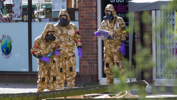 Militares limpando os pontos relacionados ao envenenamento de Skripal em Salisbury. - Sputnik Brasil