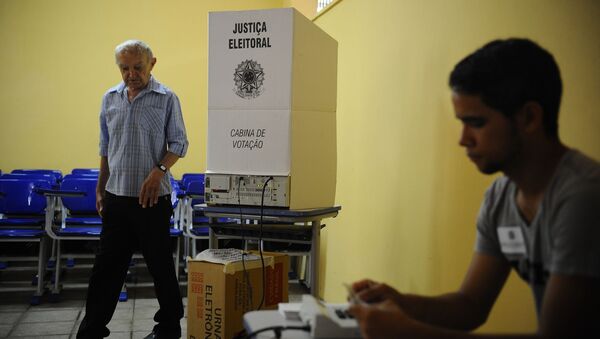 Eleitor vota nas eleições de 2014. - Sputnik Brasil