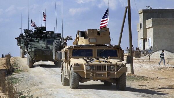 Forças dos EUA patrulham arredores da cidade síria de Manbij, em 7 de março de 2017 - Sputnik Brasil