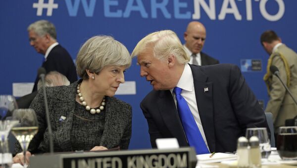 Primeira-ministra do Reino Unido, Theresa May (à esquerda) fala com o presidente dos EUA, Donald Trump (à direita) durante um jantar da OTAN em Bruxelas. - Sputnik Brasil