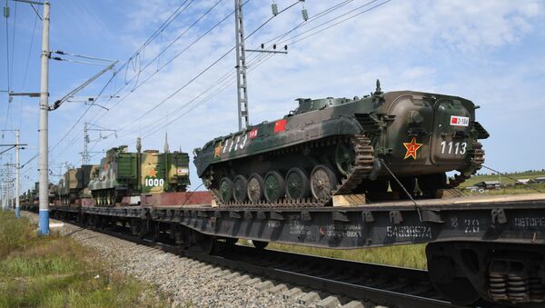 Trens com militares e equipamentos do exército da China que participarão nas manobras Vostok 2018 - Sputnik Brasil