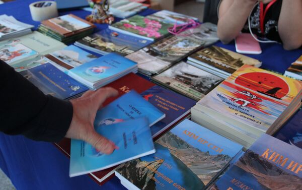 Livros na feira norte-coreana em Vladivostok, em 11 de setembro de 2018 - Sputnik Brasil