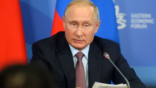 O presidente russo, Vladimir Putin, discursando no IV Fórum Econômico do Oriente, na cidade de Vladivostok - Sputnik Brasil